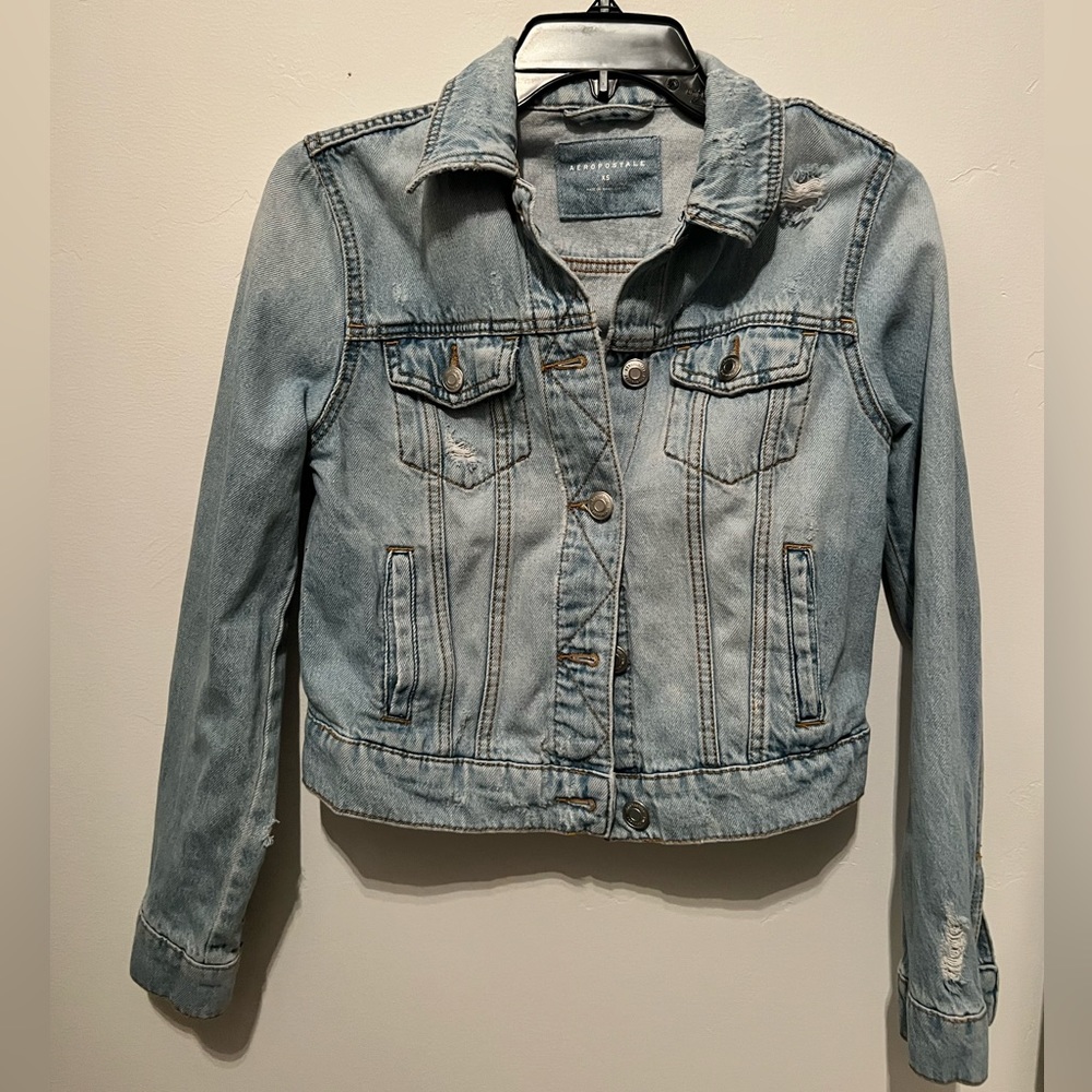 Distressed Jean Jacket 💙